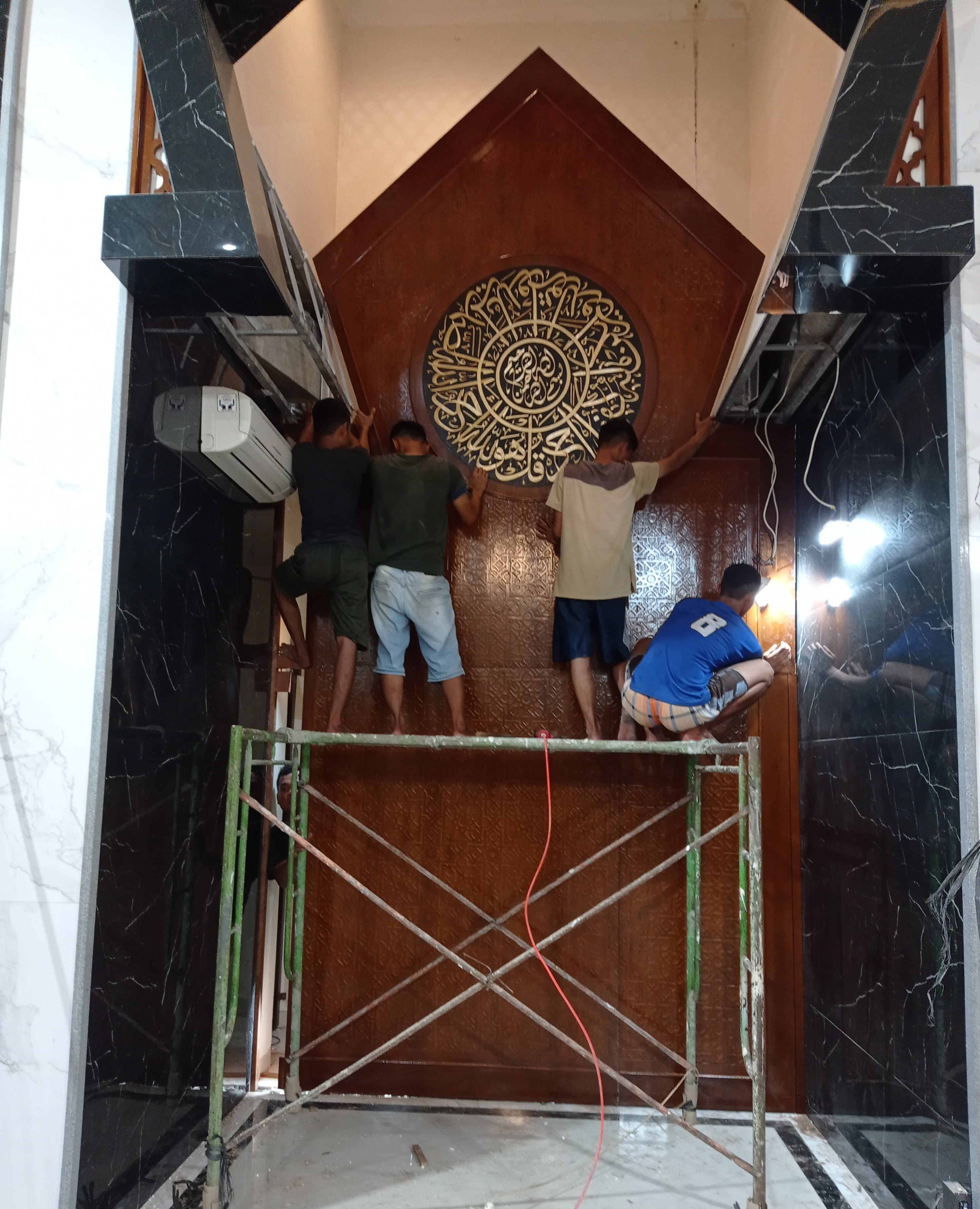 Pemasangan Backdrope pada Mihrab Masjid al Khair