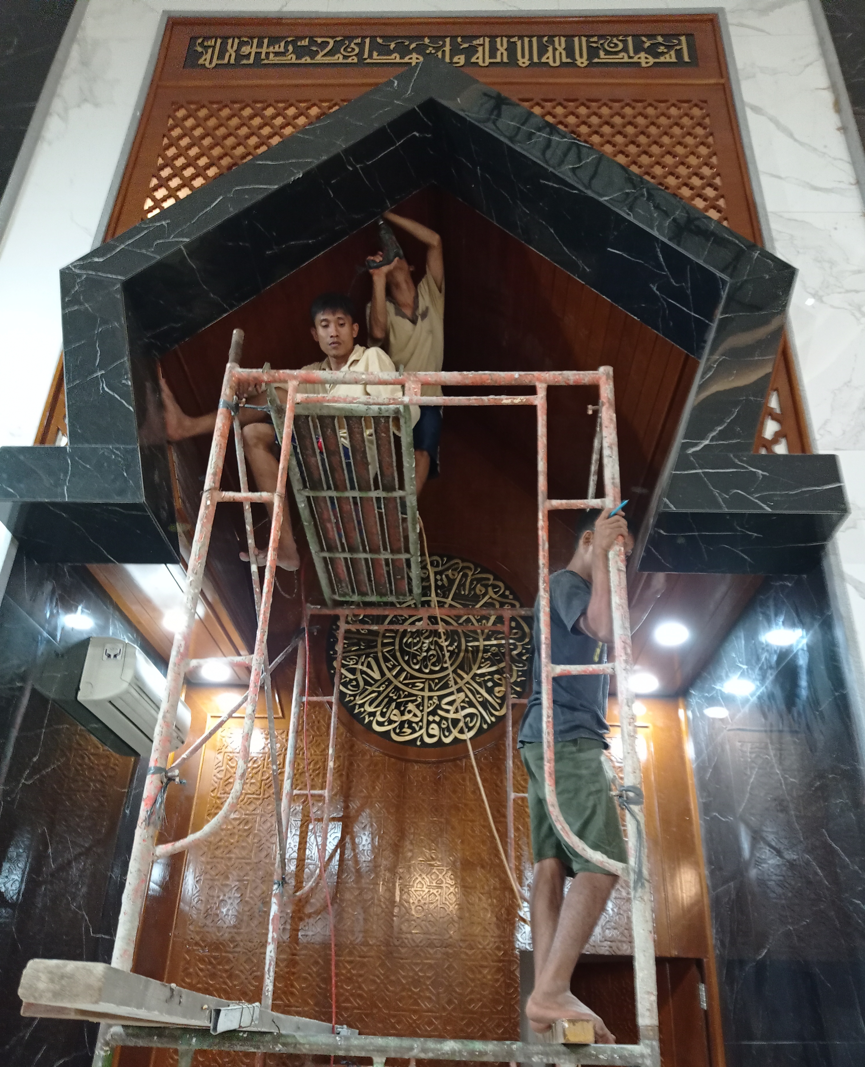 Pemasangan Plafon pada Mihrab Masjid al Khair