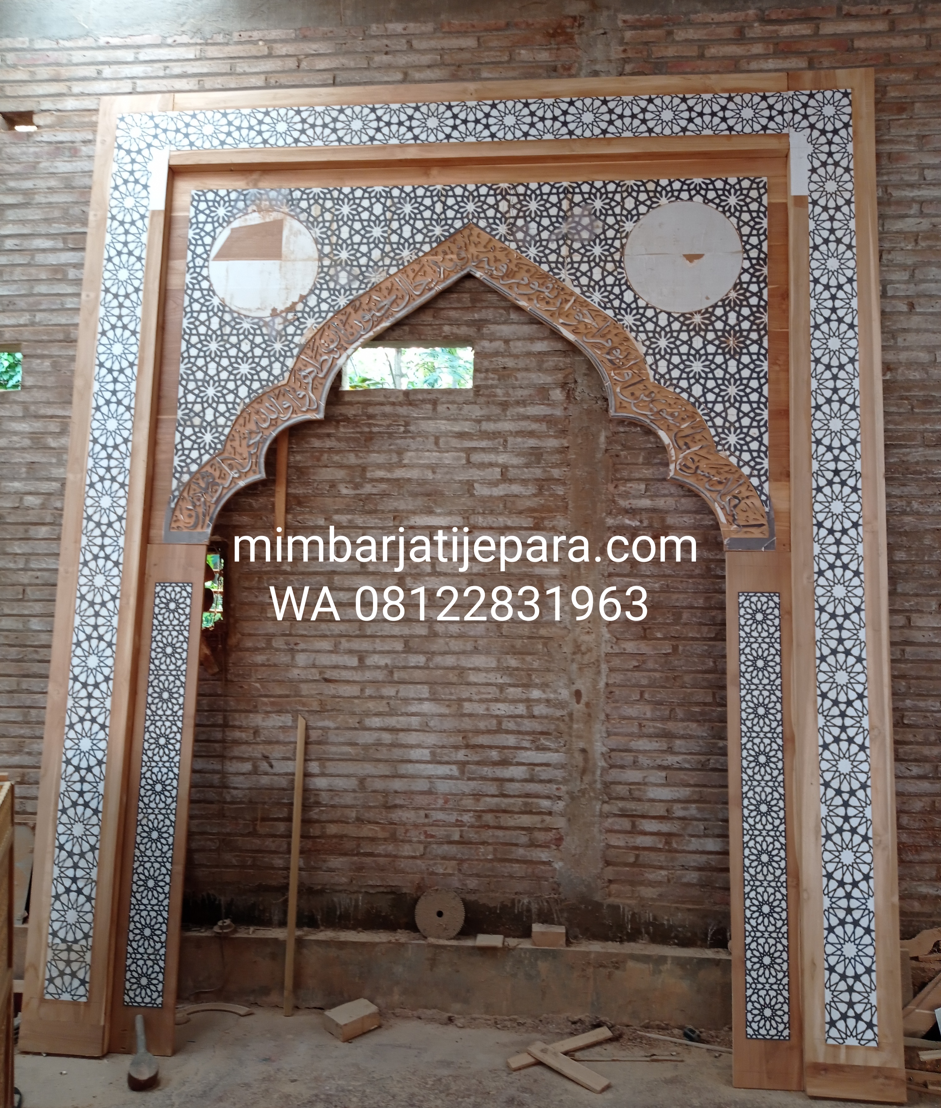 Mihrab Jati Ukiran Ornamen Kaligrafi selesai proses ukir
