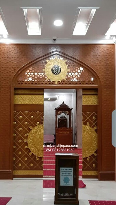 Replika Pintu Masjid Nabawi terpasang di sebuah Masjid di Jakarta