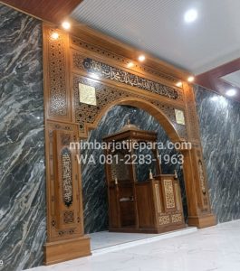 Tampak dari sisi kanan Mihrab Jati Masjid Al Ikhlas Karawang
